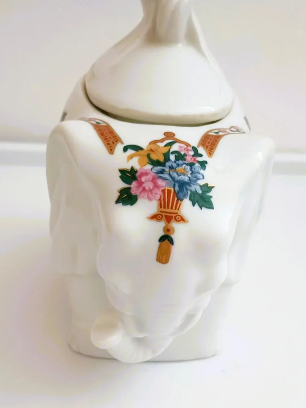 Elizabeth Arden Elephant Trinket Box Vtg White Porcelain Lidded Chinoiserie